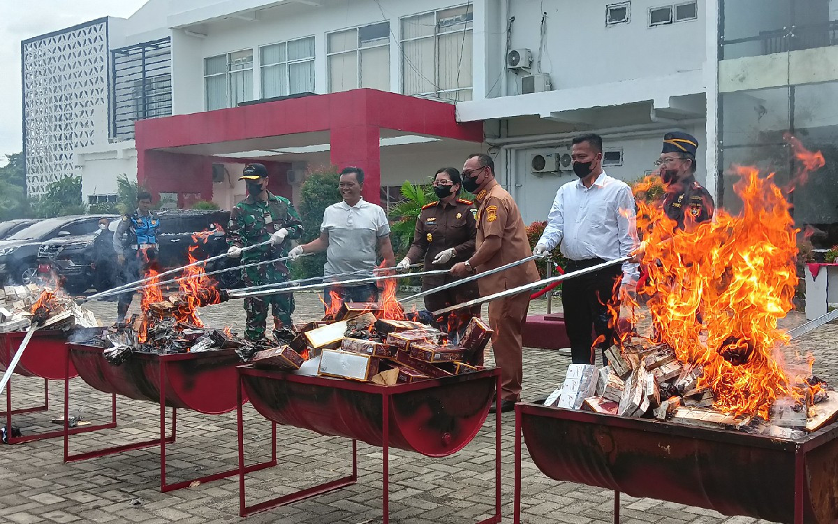 Kejari Cilegon Bakar 2 Juta Rokok Ilegal Senilai Rp 3,2 Miliar - JPNN.com Banten